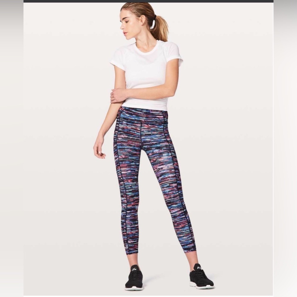 Lululemon Fast & Free 7/8 Tight II *Nulux 25"
Hinshu Alpine White Multi Size 4